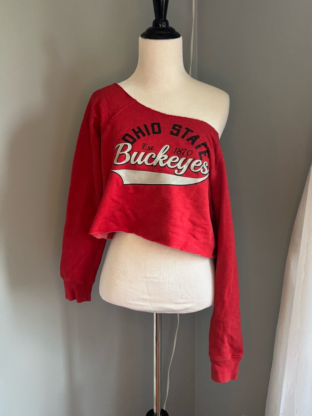 Ohio State Buckeyes red off the Shoulder Cropped Sweatshirt